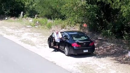 auto ferma e cane abbandonato