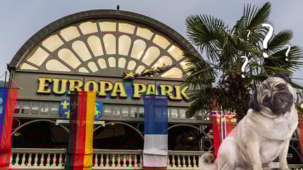 Hund vor dem Eingang zum Europapark Rust