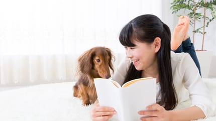 mujer lee frases bonitas para perros a su perro