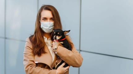 donna-con-mascherina-e-cane