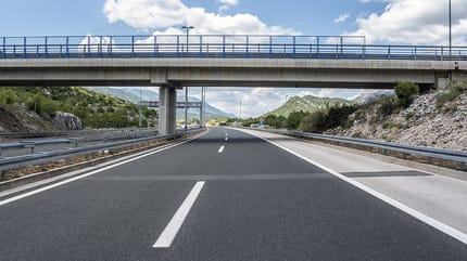 ponte sopra autostrada