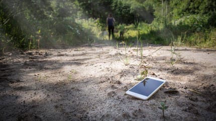 Ein verlorenes Handy liegt auf dem Boden