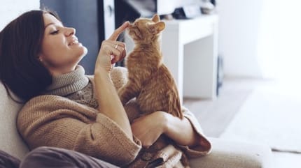 Frau mit Katze auf dem Arm