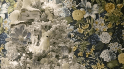 Gato camuflado en árbol de navidad