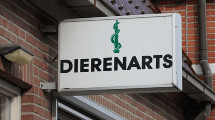 Uithangbord met daarop de tekst 'Dierenarts'