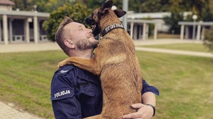 policjant i pies
