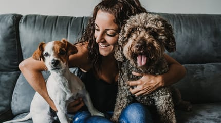 Donna con due cani sul divano