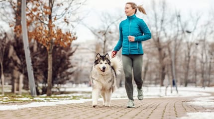 kobieta biega z psem husky