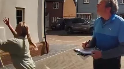 vrouw vangt hond op die van boven naar beneden valt