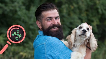 Un homme avec un chien