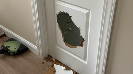 Tür mit großem Loch