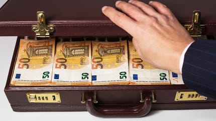 Une valise pleine d'argent