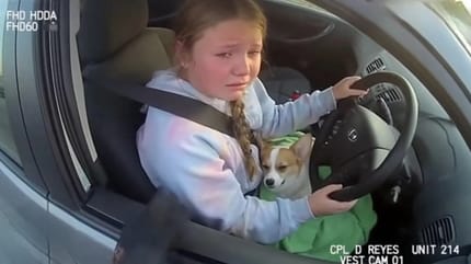 Une adolescente dans une voiture