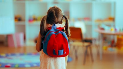 La directrice remarque que  quelque chose bouge dans le sac d'une élève : il y a 2 chats à l'intérieur (Vidéo)