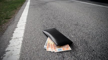 Trois jeunes garçons trouvent un portefeuille et ont une idée géniale !