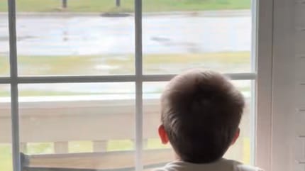 Ce petit garçon cherche les arcs-en-ciel pour une raison qui brise le cœur de sa mère