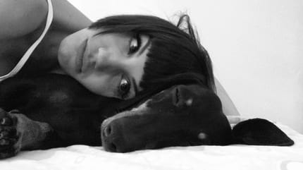 angy-fernandez-tumbada-perro-noel