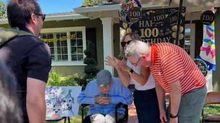 anciano celebra cien años con 200 perros