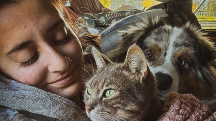Apolline Leroy, son chien et son chat ont décidé de faire le tour d'Europe en Twingo.
