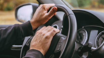 Un automobiliste klaxonne