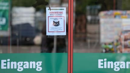 Baumarkt-Eingangstür mit Katzenschild