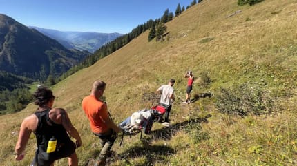 Bergrettung bringt den Hund ins Tal