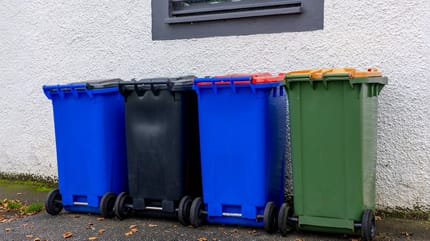 Des poubelles dans la rue