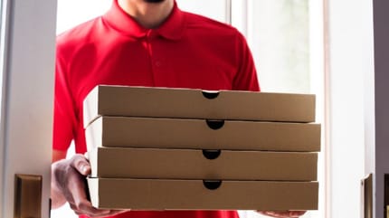 Un livreur de pizza