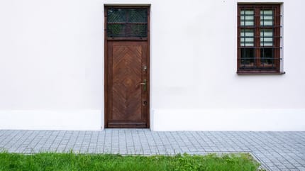 Dunkle Tür an der Hausseite