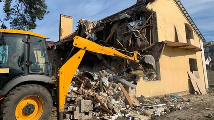 Une maison est démolie.