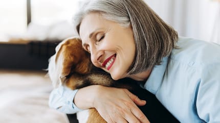 Grauhaarige Frau mit Hund
