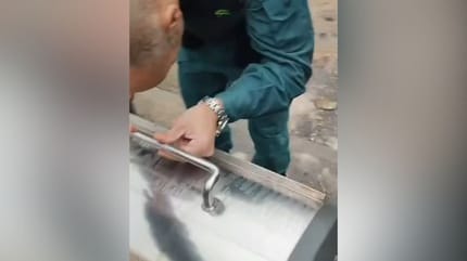 guardia-civil-rescata-perro-contenedor-basura