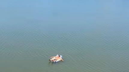 homme sur matelas gonflable