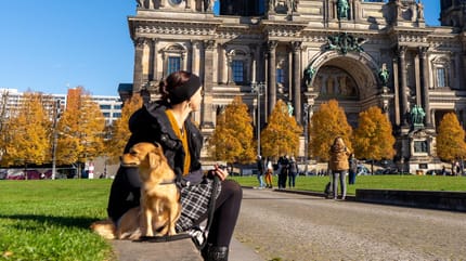 Hundehalterin vor dem Berliner Dom