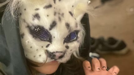 Jugendliche mit Therian-Maske