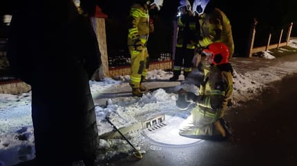 studzienka kanalizacyjna i strażak