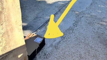 La boîte en carton devant le refuge