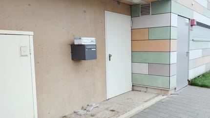 Le carton déposé sur la boîte aux lettres du refuge