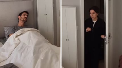 Mężczyzna w łóżku z jamnikiem.