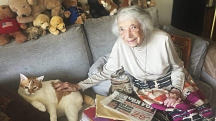 Margot Friedländer mit Katze Dana