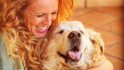 maria-castro-abraza-golden-momo