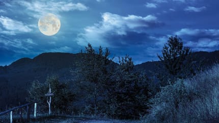 Mond über einer Landschaft