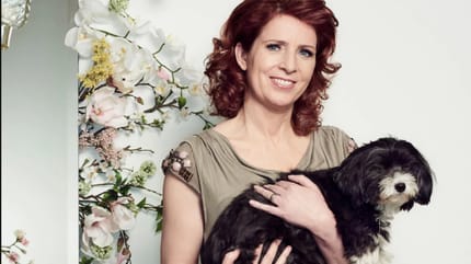 Monica Lierhaus mit Hund auf dem Schoß im TV-Studio