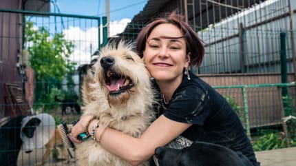mujer-abraza-perro-refugio-animales
