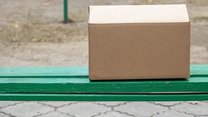 Pappkarton auf einer Bank
