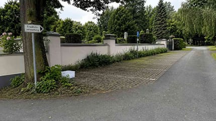 Parkplatz eines Friedhofs