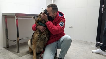 Mężczyzna obejmuje psa