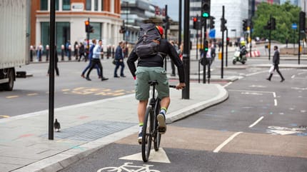 Radfahrer an einer Kreuzung