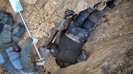 Retter suchen nach dem Hund im DAchsbau