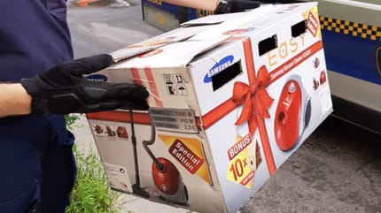 Stadtpolizei mit einer Schachtel mit Schleife